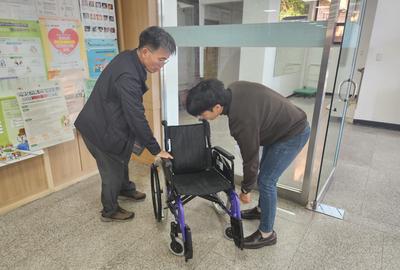 창녕읍 공무원이 무료 휠체어 대여 사업 이용자에게 사용법을 안내하고 있다