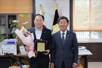 하종혜 의원(사진 왼쪽)이 경남의정봉사상을 수상하고 김재한 의장과 기념촬영을 하고 있다
